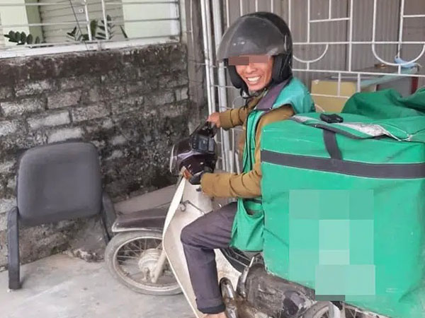 Bị khách phát hiện chở con gái đặt trong túi giao hàng, chú shipper cười tươi khiến ai cũng xúc động
