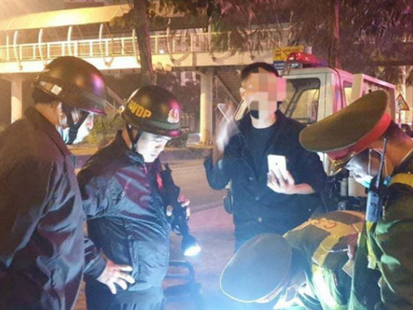 Không chấp hành kiểm tra nồng độ cồn, lái xe bán tải rút điện thoại livestream suốt hơn 3 giờ đồng hồ