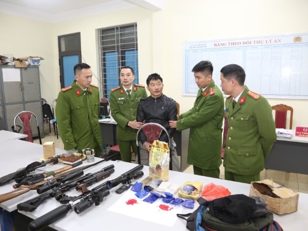 Bắt kẻ tàng trữ ma túy, thủ 'hàng nóng' sẵn sàng chống trả công an