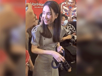 Cận cảnh vòng eo nhỏ xíu đến khó tin của 'mẹ bỉm' Nhã Phương qua ống kính người qua đường