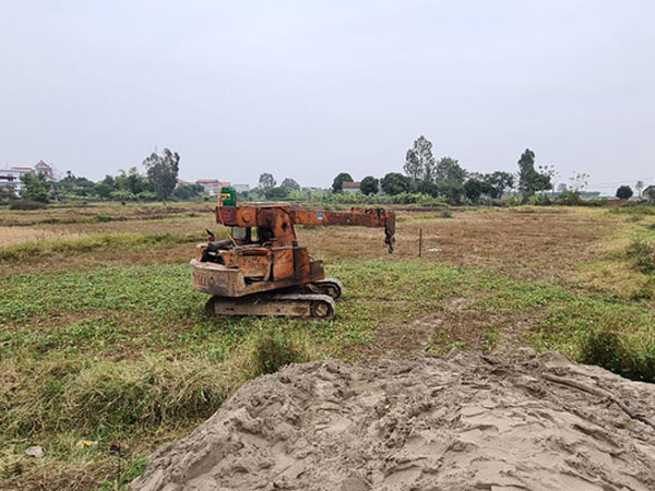 Thiết bị thi công công trình nhà văn hóa đổ vào người, 4 cháu bé thương vong