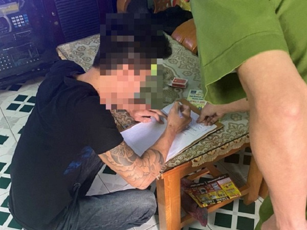 Gặp công an đang tuần tra đêm, thanh niên say xỉn thách thức, chửi bới