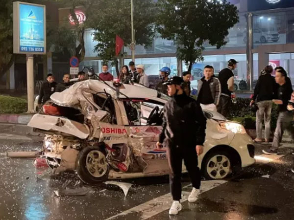 Xe bán tải tông nát taxi, tài xế và cô gái trẻ nguy kịch
