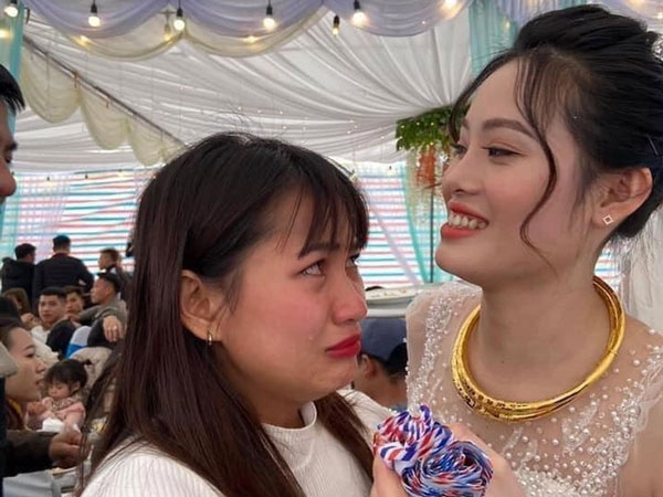 Bạn thân chồng bỏ cuộc chơi, cô gái trẻ ôm chặt cô dâu khóc nức nở ngay trong đám cưới