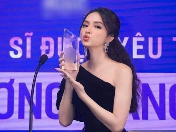 Netizen xôn xao hình ảnh Hương Giang làm lộ kết quả giải thưởng âm nhạc dù lễ trao giải còn chưa diễn ra?