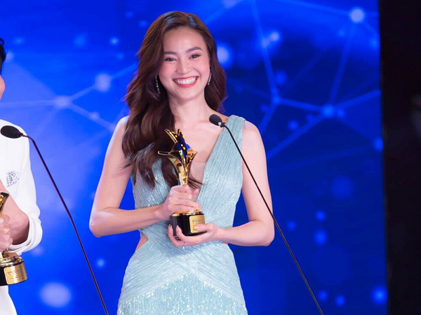 Ninh Dương Lan Ngọc khoe vòng 1 nóng bỏng trong mẫu váy cut out