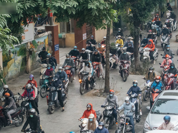 Ảnh: Người dân phi xe ào ào lên vỉa hè để tránh tắc đường, Chủ tịch Hà Nội yêu cầu xử lý nghiêm