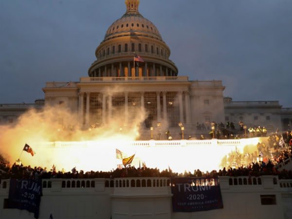 Người ủng hộ Trump xông vào tòa quốc hội, một người bị bắn chết