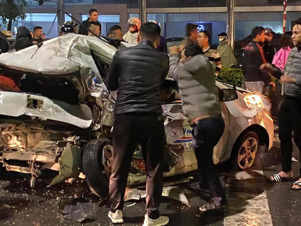 Vụ xe bán tải tông bẹp dúm taxi chờ đèn đỏ: Nữ hành khách đã tử vong