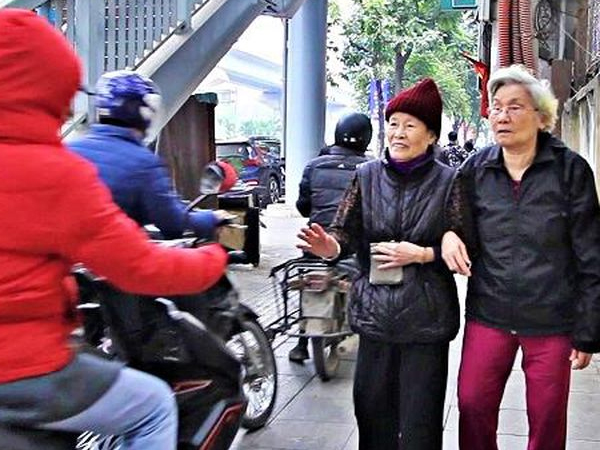Video: Ngược đời cảnh người đi bộ nép mình nhường xe máy trên vỉa hè Hà Nội