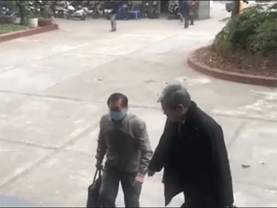 Video: Cựu Bộ trưởng Vũ Huy Hoàng bước khó nhọc vào tòa