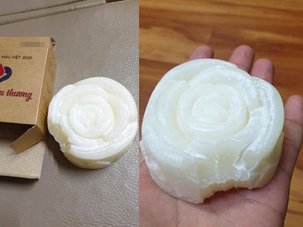 Thấy chiếc bánh trắng muốt hấp dẫn, nam thanh niên nhanh chóng cắn thử rồi nhăn nhó mặt mũi