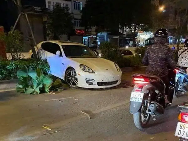 Xe sang Porsche cày nát dải phân cách Hà Nội: Xuất hiện hình ảnh nghi là tài xế đứng cạnh xe bấm điện thoại, không có chuyện đột quỵ?