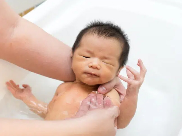 Phát hiện tế bào ung thư cổ tử cung truyền từ mẹ sang con trong khi sinh