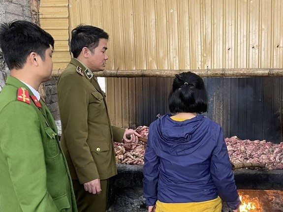 Bắt quả tang cơ sở chế biến mỡ bẩn bán cho cửa hàng cơm rang