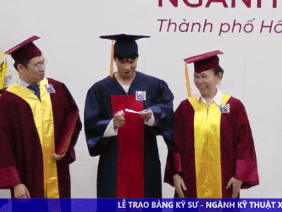 Nam sinh bất ngờ đốt giấy ngay trên bục nhận bằng tốt nghiệp, hành động sau đó khiến ai cũng bất ngờ