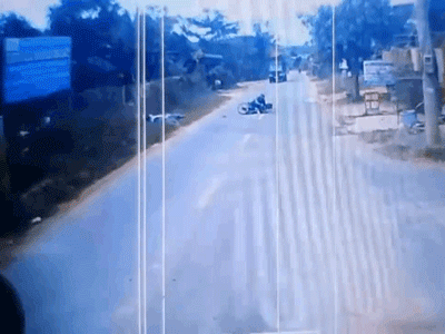 Video: Tông thẳng vào xe ngược chiều, người đàn ông cầm gậy lao vào đánh người tới tấp