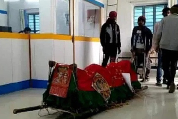 Mang thi thể hàng xóm đến ngân hàng để rút tiền làm đám tang
