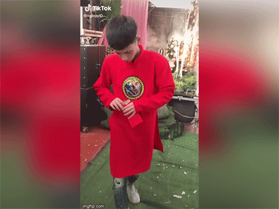 Xôn xao clip bê tráp cả con lợn quay mà nhận thù lao có 30k, chàng trai tức tối ném bao lì xì, lột áo vùng vằng đi về và sự thật bất ngờ phía sau