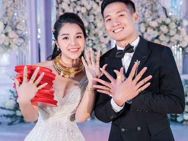 Khoảnh khắc thú vị hậu lễ cưới của trung vệ Bùi Tiến Dũng: 2 vợ chồng thi nhau khoe vàng đầy tay ngập cổ, tiết lộ sốc về chiếc váy cưới tiền tỷ của cô dâu Khánh Linh
