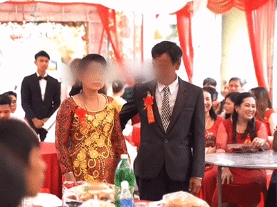 Hành động 'dứt tình' của bác gái trong đám cưới khiến dân tình tranh cãi, nhưng cô dâu lên tiếng tiết lộ lý do nghe mới xót xa