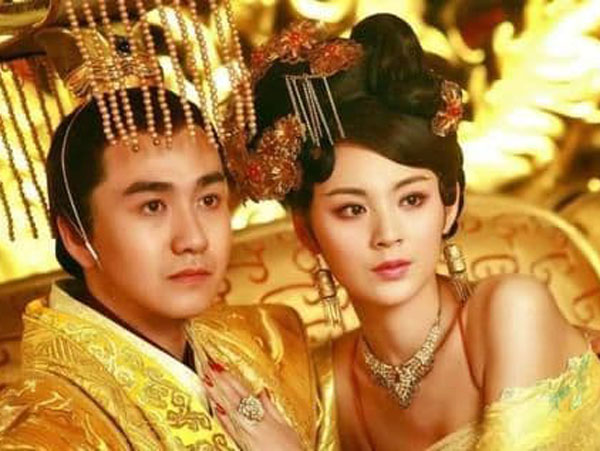 Tại sao vua chúa ngày xưa thường treo một ‘tấm mành’ trên mão đội đầu để che trước mặt?