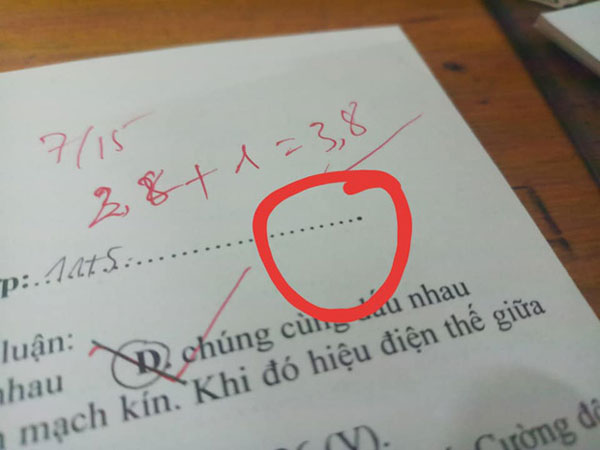 Mã đề thách thức tìm điểm khác biệt, chỉ thêm một dấu chấm ra ngay đề khác, học trò vô tư chép bài rồi khóc thét