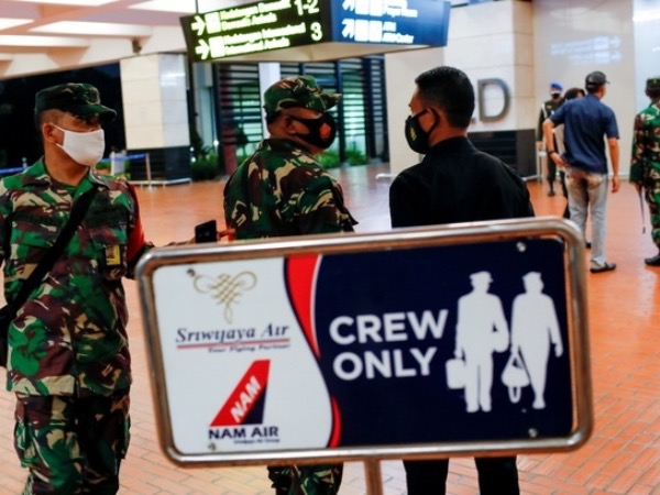 Rơi máy bay Indonesia chở 62 người
