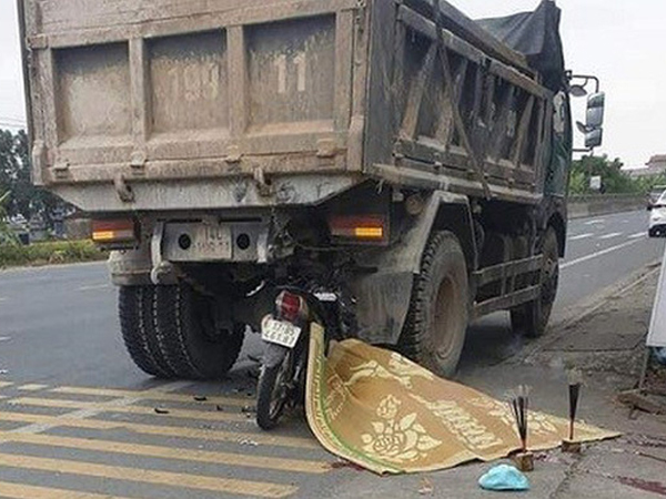Đi xe máy 'kẹp 3' tông vào sau xe tải đỗ bên đường, 3 thanh niên thương vong