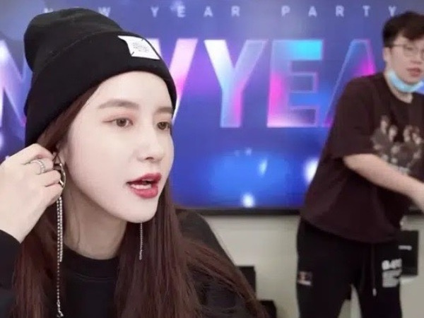 Hơn 1,3 triệu người theo dõi livestream của hotgirl cặp kè với chủ tịch Taobao, lẽ nào mỹ nữ đã trở lại đỉnh cao sau bê bối tình ái?