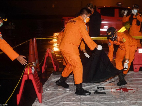 Máy bay rơi tại Indonesia: Đã tìm thấy xác và mảnh thi thể của các hành khách, cứu hộ tiến hành đưa hài cốt nạn nhân về bờ