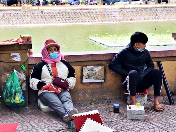 Video: Người Hà Nội 'khốn khổ' chống rét hại, quấn kín người chỉ hở 2 mắt