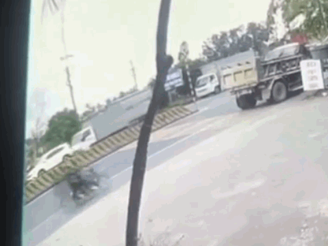 Clip: Kinh hoàng cảnh xe máy kẹp 3 lao vào đuôi xe tải ở Hải Phòng