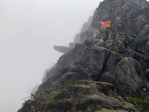 Hà Giang: Du khách trèo lên 'mỏm đá tử thần' chụp ảnh giữa tiết trời băng giá, bị ngã xuống khe đá