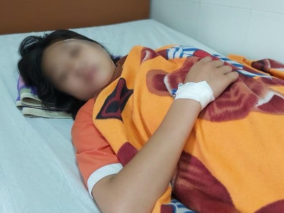 Vụ nữ sinh lớp 7 bị đánh, đạp xuống mương ở Tây Ninh: Gia đình nạn nhân yêu cầu khởi tố vụ án