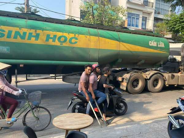 Côn đồ hung hãn tấn công một gia đình ở Nhà Bè