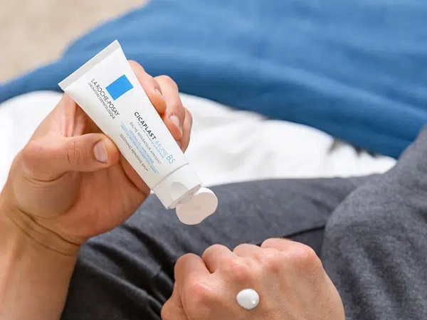 Bác sĩ chia sẻ list 6 sản phẩm cô dùng nhiều nhất năm 2020: Toàn món 'thần thánh' nên da mới căng bóng, sạch tỳ vết như vậy