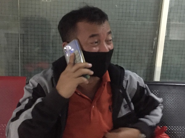 Người đàn ông thẫn thờ nhìn ảnh con mới sinh trong điện thoại, rơi nước mắt đợi tin từ chuyến bay gặp nạn ở Indonesia: 'Vợ và 3 con tôi là hành khách'