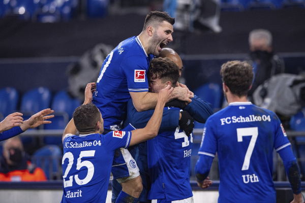 'Sao mai' lập hat-trick, Schalke đã biết thắng sau 30 trận