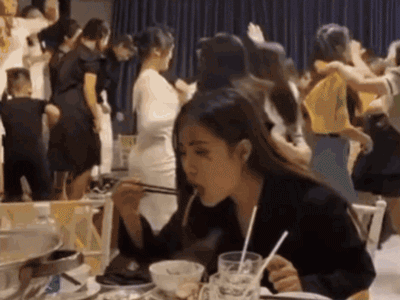 Muốn biết thế nào là 'tâm bất biến giữa dòng đời vạn biến', cứ nhìn cách mà cô gái này đi ăn tiệc sẽ rõ!