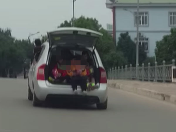 Nhìn chiếc ô tô bật mở cốp, những cánh tay vẫy chào khiến cả phố thất kinh sợ hãi