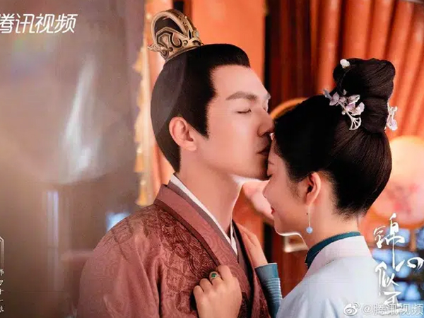 'Ông chú U50' Chung Hán Lương lộ cảnh hôn Đàm Tùng Vận: Chênh nhau 16 tuổi mà sao 'nhiều đường' thế này!