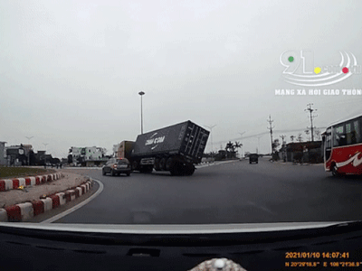 Kinh hoàng khoảnh khắc xe container lật nhào xuống đường khi vào cua