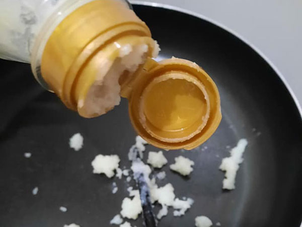 Thấy chai dầu 'đông đặc' như mỡ lợn, cô gái đang ngơ ngác không biết dùng thế nào còn bị dọa mua phải đồ đểu