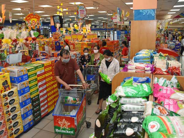 Hàng Tết dồi dào, giá cả ổn định