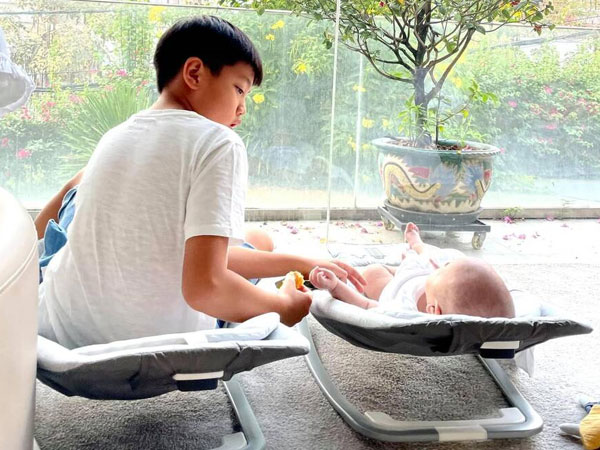 Hà Hồ khoe cảnh Subeo ngọt ngào hát cho Leon nghe trước khi đi học