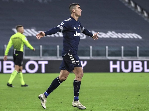 Ronaldo lập kỷ lục, Juventus trở lại top 4