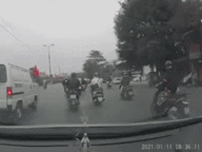 Video: Hàng loạt xe máy bỗng ngã lăn ra giữa phố Hà Nội, dân mạng đau đầu tìm nguyên nhân