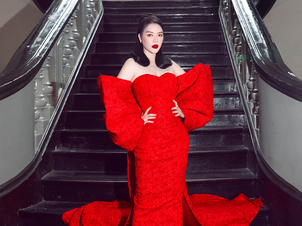 Thảm đỏ 'khủng' nhất đầu năm 2021: Lý Nhã Kỳ lộng lẫy như bà hoàng, Thanh Lam - Hồng Nhung tình tứ bên bạn trai