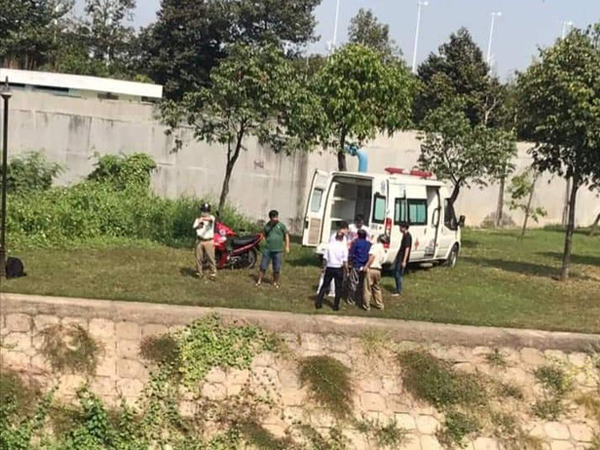 TP.HCM: Cãi nhau với người yêu, cô gái nhảy cầu tự tử nhưng bị gãy chân vì nước cạn